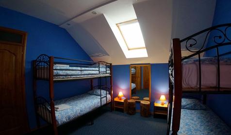 Синий номер (четырехместный женский номер). Хостел Minions, г. Сочи, п. Красная Поляна