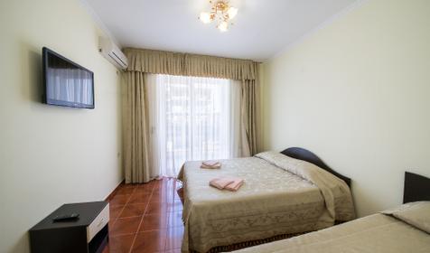 Четырехместный полулюкс без балкона. Гостевой дом Атриум, п. Витязево.