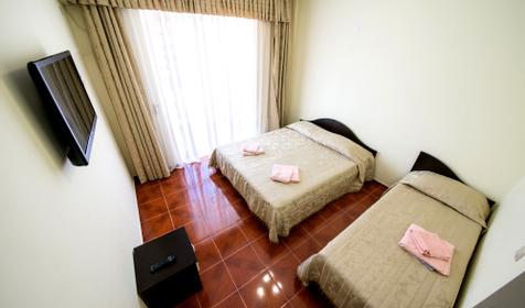 Четырехместный полулюкс без балкона. Гостевой дом Атриум, п. Витязево.