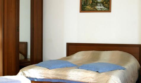 Двухкомнатный шестиместный номер с балконом. Гостиница Исидор, г. Анапа, п. Витязево