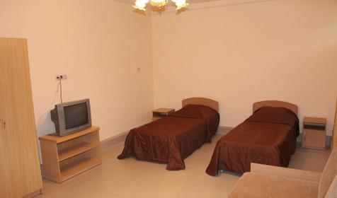 Трехместный номер с кондиционером (цокольный этаж). Гостевой дом "Скарлетт", г. Сочи, Лазаревский район, п. Лазаревское