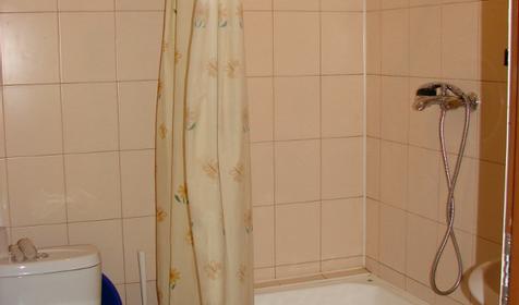 Трехместный номер с кондиционером (цокольный этаж). Гостевой дом "Скарлетт", г. Сочи, Лазаревский район, п. Лазаревское