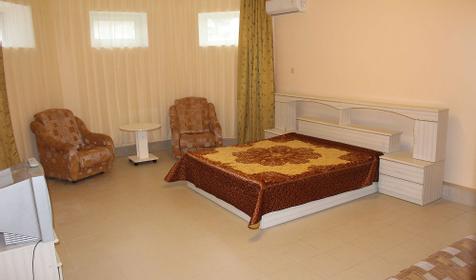 Трехместный номер с кондиционером (цокольный этаж). Гостевой дом "Скарлетт", г. Сочи, Лазаревский район, п. Лазаревское