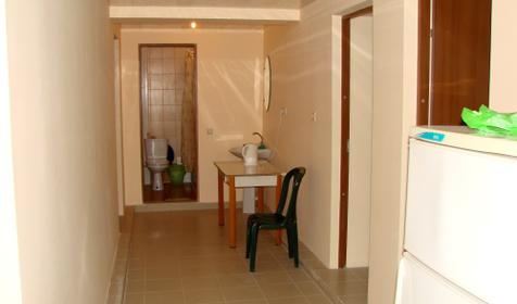 Трехместный номер с кондиционером (цокольный этаж). Гостевой дом "Скарлетт", г. Сочи, Лазаревский район, п. Лазаревское