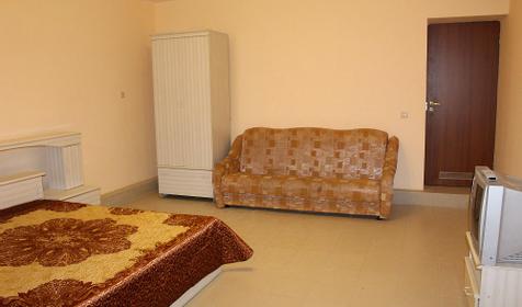 Трехместный номер с кондиционером (цокольный этаж). Гостевой дом "Скарлетт", г. Сочи, Лазаревский район, п. Лазаревское