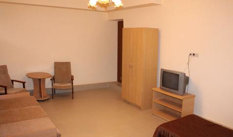 Трехместный номер с кондиционером (цокольный этаж). Гостевой дом "Скарлетт", г. Сочи, Лазаревский район, п. Лазаревское