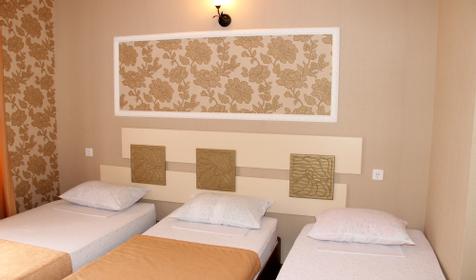 Трехместный стандарт бежевый. Отель Премьер, ст. Голубицкая