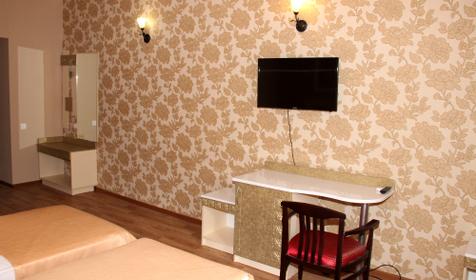 Трехместный стандарт бежевый. Отель Премьер, ст. Голубицкая