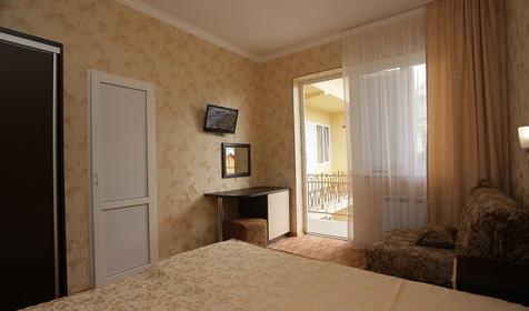 Двух- и трехместные номера с общим балконом. Отель Уют, г. Адлер