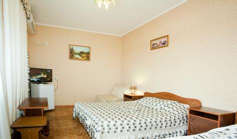 Двух- и трехместные номера с общим балконом. Отель Уют, г. Адлер