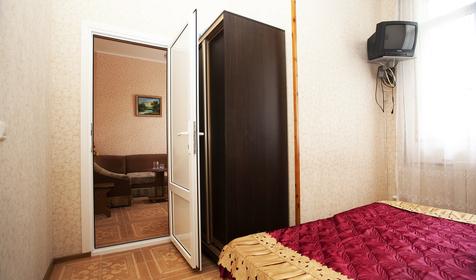 Трехместный двухкомнатный на 2-4 этаже. Отель Уют, г. Адлер