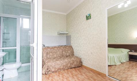 Трехместный двухкомнатный на 2-4 этаже. Отель Уют, г. Адлер