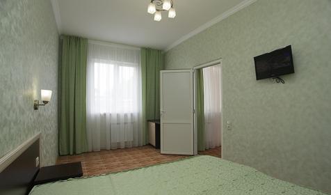 Трехместный двухкомнатный на 2-4 этаже. Отель Уют, г. Адлер