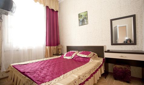 Трехместный двухкомнатный на 2-4 этаже. Отель Уют, г. Адлер