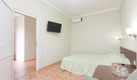 Трехместный двухкомнатный на 2-4 этаже. Отель Уют, г. Адлер