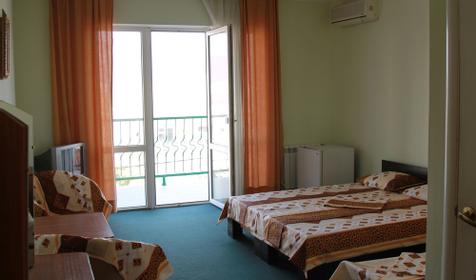 Трехместный с балконом. Гостевой дом Семейный, г. Геленджик, мкр. Голубая бухта