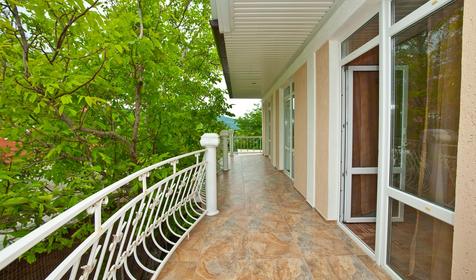 Выход из номера. Трехместный с балконом. Частная гостиница Атлант, пос. Кабардинка