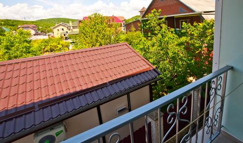 Балкон. Четырехместный номер. Гостевой дом Серебристая чайка, п. Архипо-Осиповка