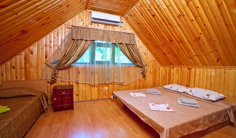 Трехместный номер в срубе. Туристическая база отдыха Нефтяник, Туапсинский район, п. Бухта Инал