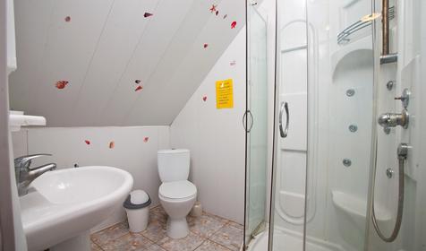 Трехместный номер в срубе. Туристическая база отдыха Нефтяник, Туапсинский район, п. Бухта Инал