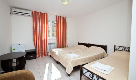 Трехместный номер стандарт с общим балконом. Гостевой дом Любомир, г. Анапа, п. Витязево