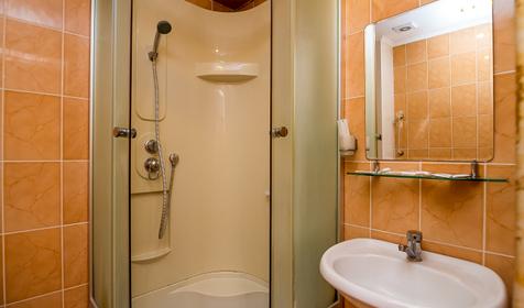 Двухкомнатный номер. Гостевой дом "Борнео", г. Сочи, Адлерский р-н