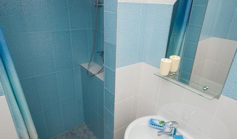 Санузел, трехместный номер Стандарт. Гостевой дом Галина, Темрюкский р-н, ст. Голубицкая