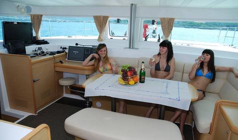 Парусно-моторный катамаран "София"