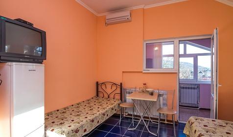 Трехместный стандарт с балконом. Гостевой дом Тульский, майкопский р-н, п. Тульский