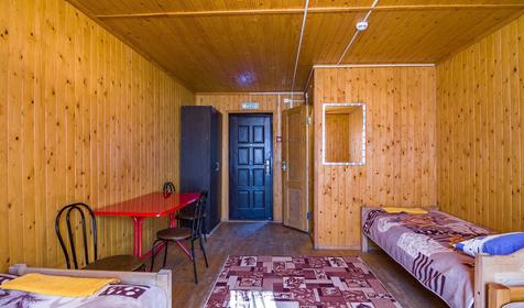 Трехместный номер в двухсекционном домике. Гостинично-туристический комплекс Лань, респ. Адыгея, п. Каменномостский