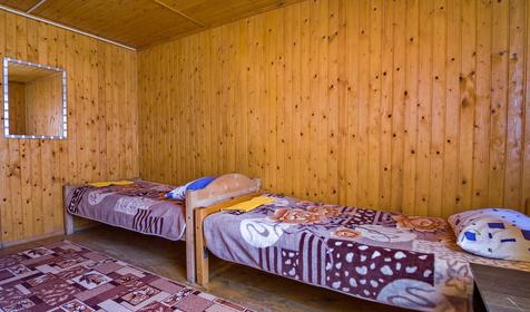 Трехместный номер в двухсекционном домике. Гостинично-туристический комплекс Лань, респ. Адыгея, п. Каменномостский