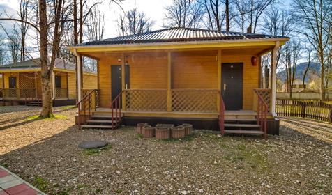 Трехместный номер в двухсекционном домике. Гостинично-туристический комплекс Лань, респ. Адыгея, п. Каменномостский