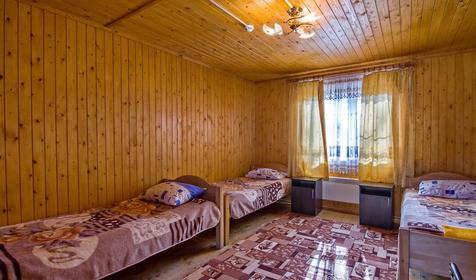 Трехместный номер в двухсекционном домике. Гостинично-туристический комплекс Лань, респ. Адыгея, п. Каменномостский