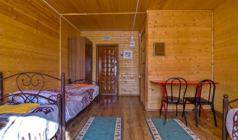 Трехместный номер в трехсекционном домике. Гостинично-туристический комплекс Лань, респ. Адыгея, п. Каменномостский