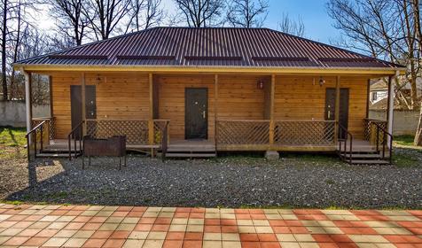 Трехместный номер в трехсекционном домике. Гостинично-туристический комплекс Лань, респ. Адыгея, п. Каменномостский