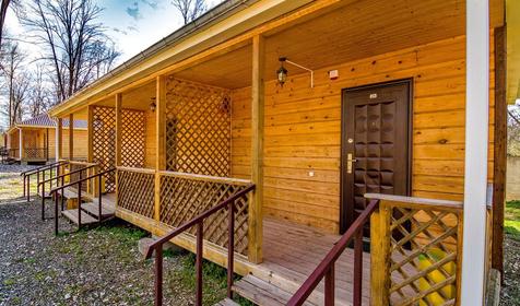 Трехместный номер в трехсекционном домике. Гостинично-туристический комплекс Лань, респ. Адыгея, п. Каменномостский