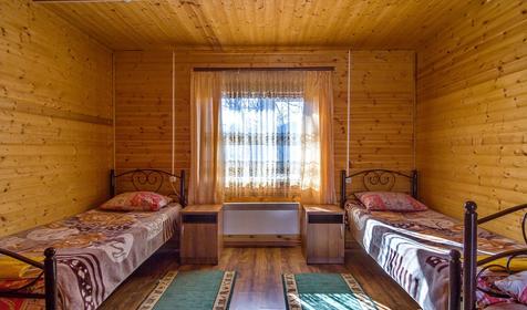 Трехместный номер в трехсекционном домике. Гостинично-туристический комплекс Лань, респ. Адыгея, п. Каменномостский