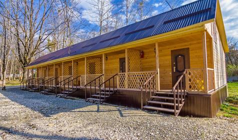 Трехместный номер в шестисекционном домике. Гостинично-туристический комплекс Лань, респ. Адыгея, п. Каменномостский