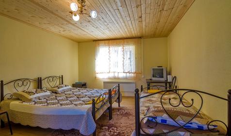 Трехместный номер в шестисекционном домике. Гостинично-туристический комплекс Лань, респ. Адыгея, п. Каменномостский