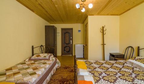 Трехместный номер в шестисекционном домике. Гостинично-туристический комплекс Лань, респ. Адыгея, п. Каменномостский