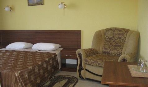 Двух-, трехместный евростандарт с мини-кухонным уголком, 4 этаж. Гостевой дом Аквамарин, г. Геленджик