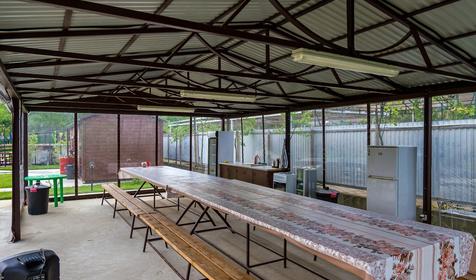 Кухня-столовая. База отдыха Quadro Дача, ст. Убинская