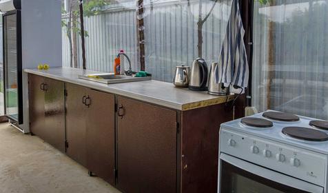 Кухня-столовая. База отдыха Quadro Дача, ст. Убинская