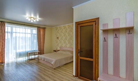 Трехместный полулюкс с балконом. Мини-гостиница Апельсин, Темрюкский р-н, Голубицкая