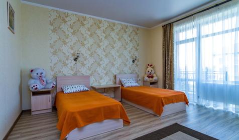 Четырехместный полулюкс с балконом. Мини-гостиница Апельсин, Темрюкский р-н, Голубицкая