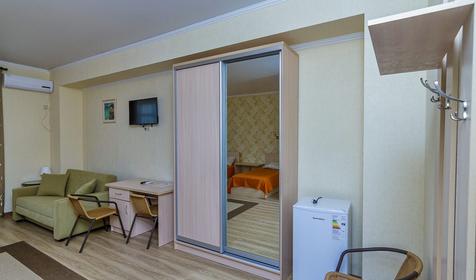 Четырехместный полулюкс с балконом. Мини-гостиница Апельсин, Темрюкский р-н, Голубицкая