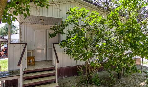 Трехместный домик. База отдыха Бригантина, Темрюкский район, ст-ца Голубицкая