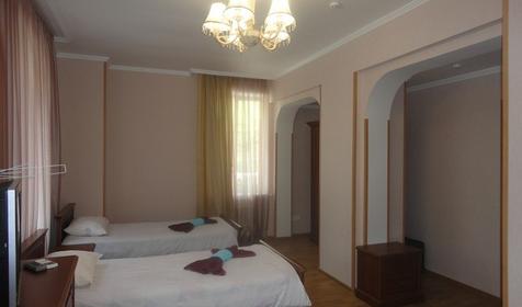 Трехместный