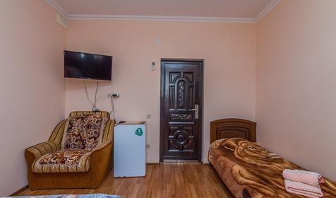 Двухместный стандарт с балконом. Гостевой дом "Король Лев", г. Сочи, п. Горный воздух