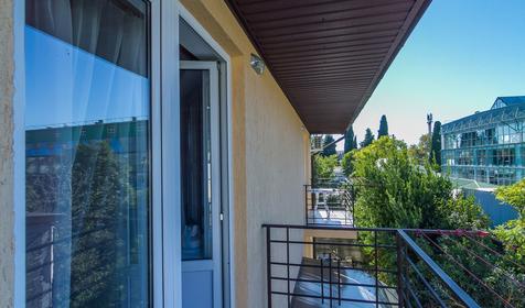 Двух-, трех-, четырехместный люкс с балконом. Гостевой дом Винтаж, г. Сочи, Лазаревский район, п. Лазаревское